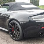 Aston Martin Vantage mit Corspeed Deville Felgen 9×20 und 10,5×20 in hochglanz schwarz